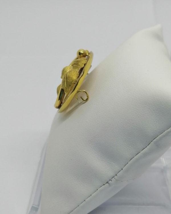 Broche or jaune, motif de marrons en relief et feuillage façon brossé, Art Nouveau, ver 1900. – Image 3
