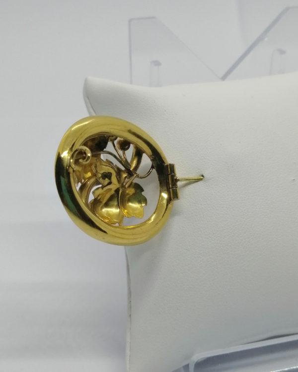 Broche or jaune, motif de marrons en relief et feuillage façon brossé, Art Nouveau, ver 1900. – Image 4