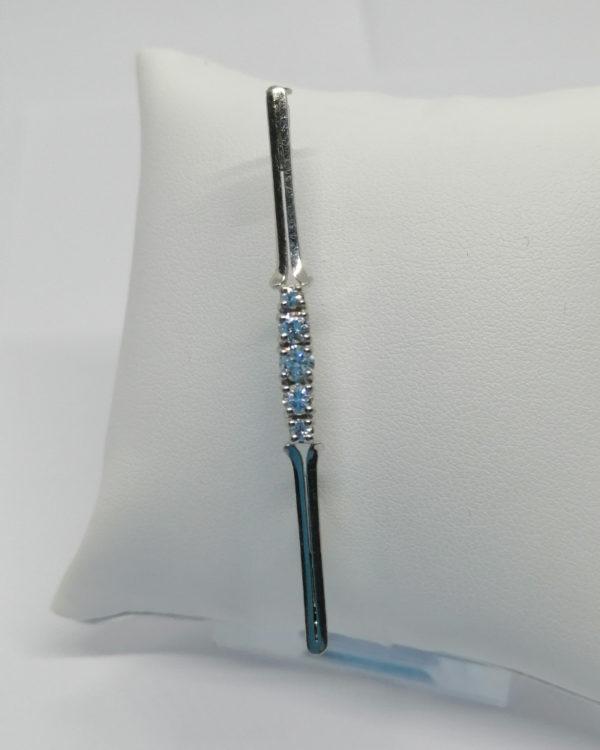 Broche/épingle en or gris et sertie d'un rang de diamants, 1940-50.