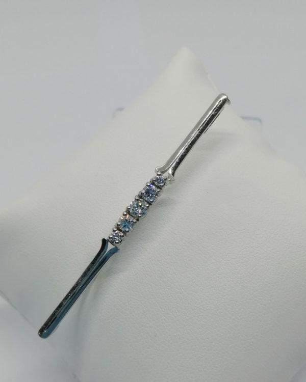 Broche/épingle en or gris et sertie d'un rang de diamants, 1940-50. – Image 2