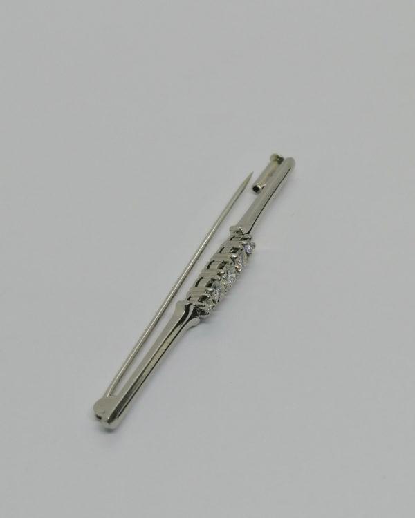 Broche/épingle en or gris et sertie d'un rang de diamants, 1940-50. – Image 3