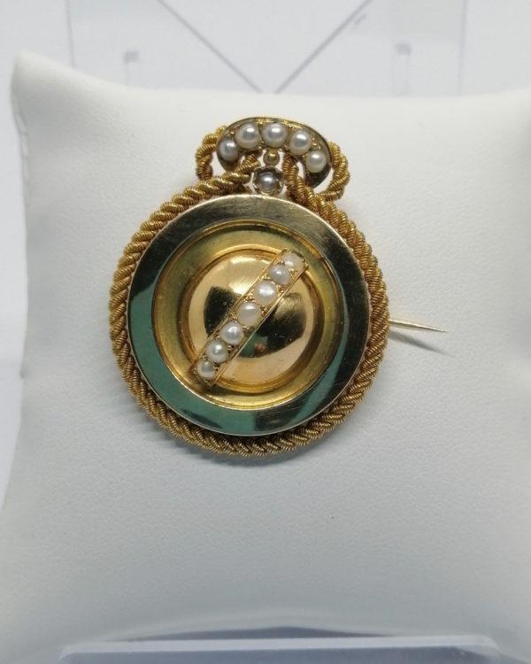 Broche or jaune, fil tourné façon cordelette, et sertie de demi-perles fines, vers 1860-80. – Image 2