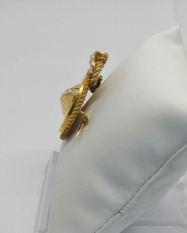 Broche or jaune, fil tourné façon cordelette, et sertie de demi-perles fines, vers 1860-80. – Image 3