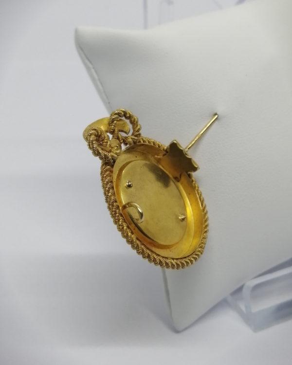 Broche or jaune, fil tourné façon cordelette, et sertie de demi-perles fines, vers 1860-80. – Image 4