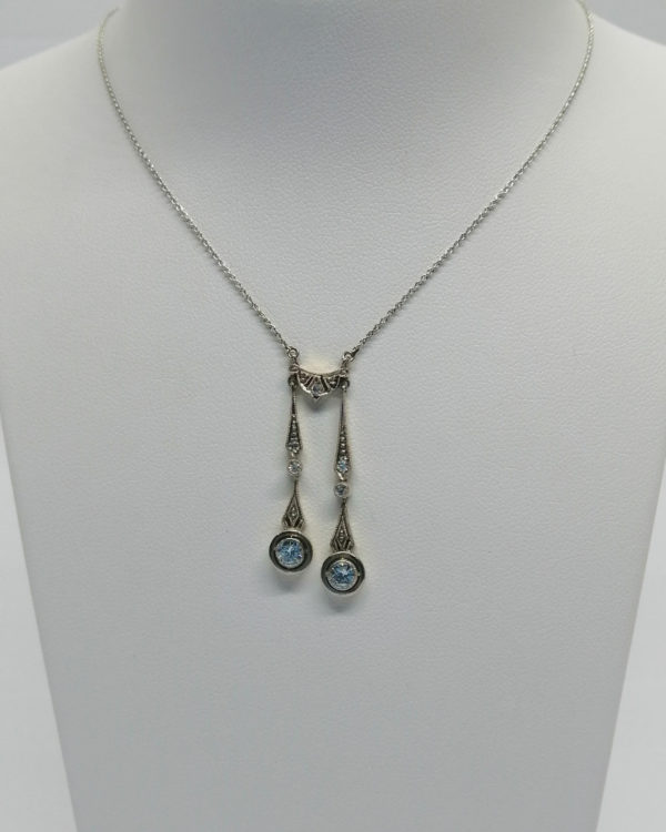 Collier en or bicolore, négligé avec pampilles sertie de diamants, vers 1925.