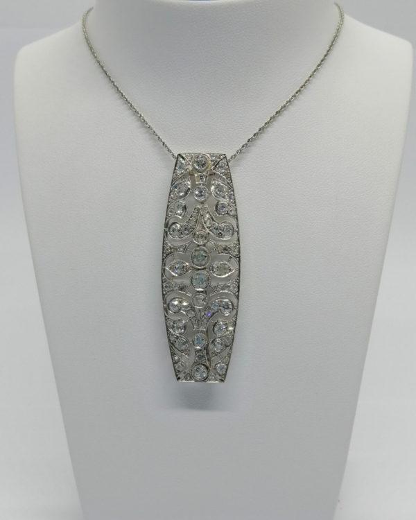Broche/pendentif, or gris et platine, ajourée avec pavage de diamants, Art Déco 1925-30.