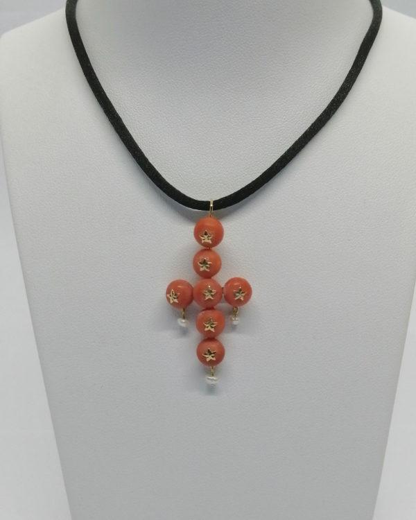 Pendentif, croix, en or jaune et boules de corail et perles naturelles, 1900.
