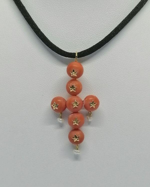Pendentif, croix, en or jaune et boules de corail et perles naturelles, 1900. – Image 2