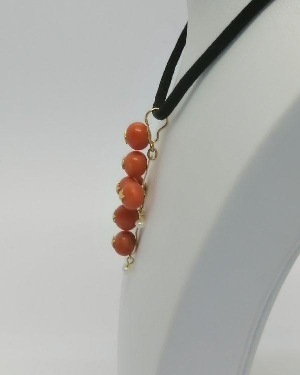Pendentif, croix, en or jaune et boules de corail et perles naturelles, 1900. – Image 3