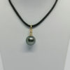 Pendentif, en or, création avec diamants et grosse perle de Tahiti.