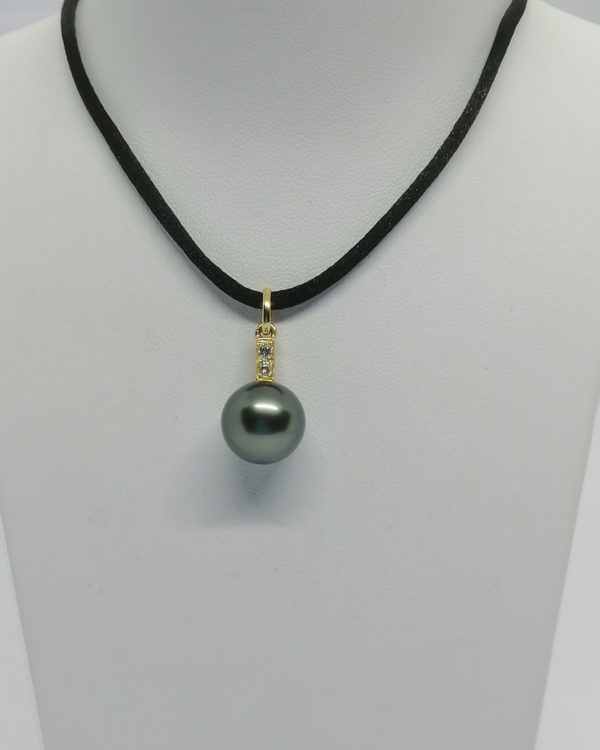 Pendentif, en or, création avec diamants et grosse perle de Tahiti.