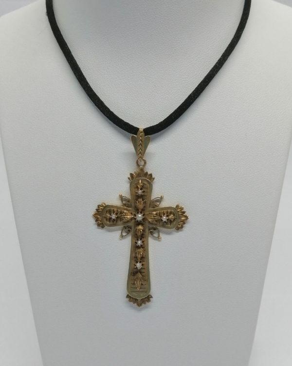 Pendentif, croix en or rosé et sertie de demi-perles fines, Napoléon III.
