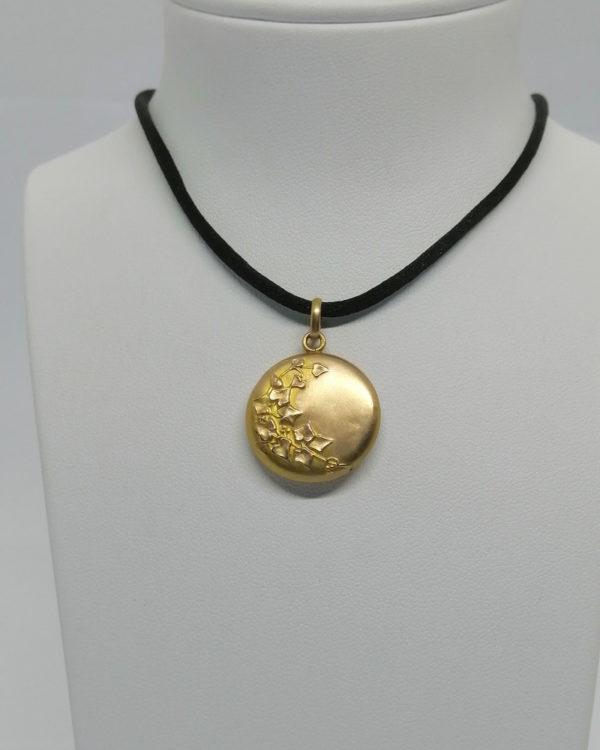 Pendentif en or, avec motif de lierres en relief, Art Nouveau vers 1900.