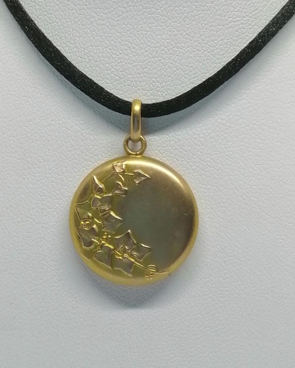 Pendentif en or, avec motif de lierres en relief, Art Nouveau vers 1900. – Image 2
