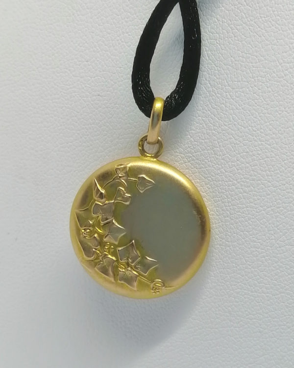Pendentif en or, avec motif de lierres en relief, Art Nouveau vers 1900. – Image 4