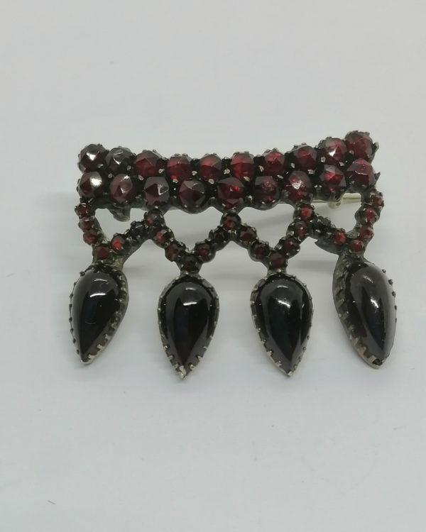 Broche monture laiton jaune, et pavage de grenats taille bohême et gouttes, 1900. – Image 3