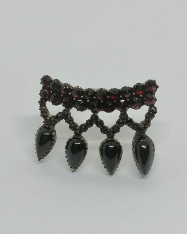 Broche monture laiton jaune, et pavage de grenats taille bohême et gouttes, 1900. – Image 2