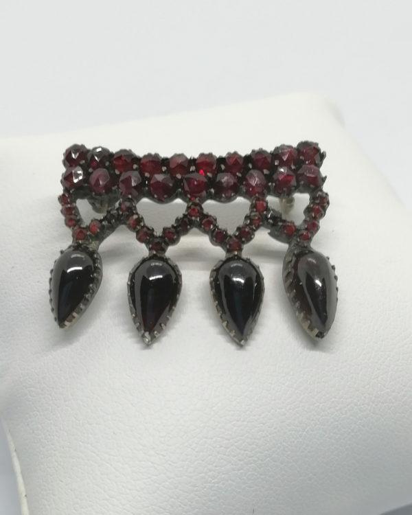 Broche monture laiton jaune, et pavage de grenats taille bohême et gouttes, 1900.