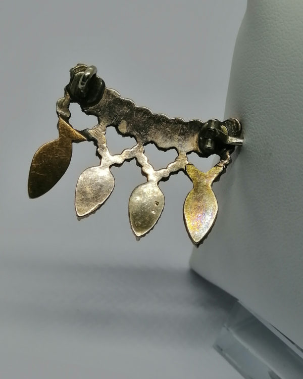Broche monture laiton jaune, et pavage de grenats taille bohême et gouttes, 1900. – Image 5