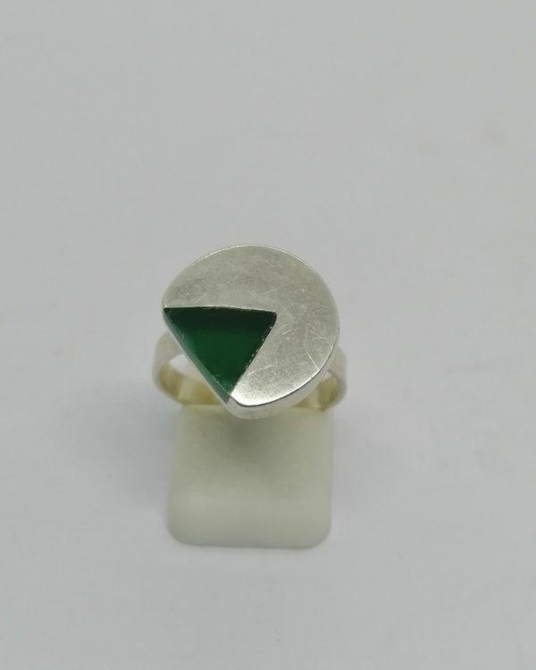 Bague argent, avec inclusion d'agate verte, 1960.