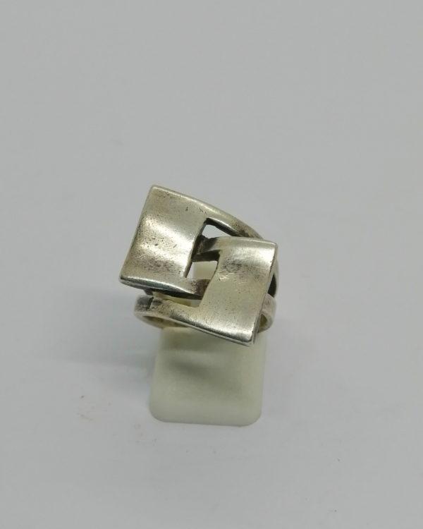 Bague argent, avec deux parties qui s'enchevêtre, 1970-80.