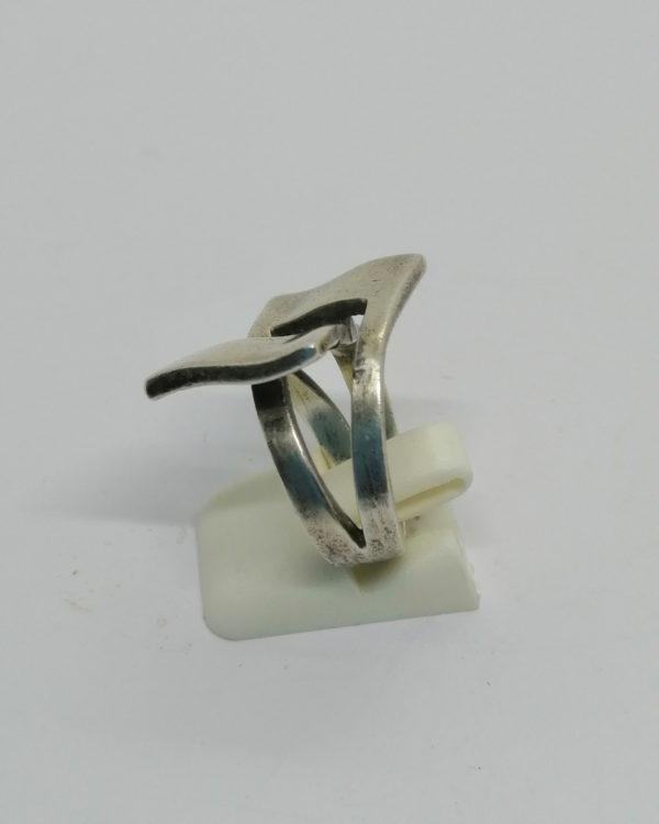 Bague argent, avec deux parties qui s'enchevêtre, 1970-80. – Image 2