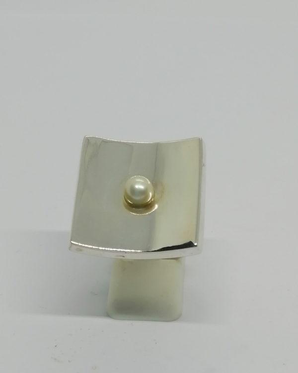 Bague argent importante, avec carré incurvé et perle bouton de culture, vers 1960-70.