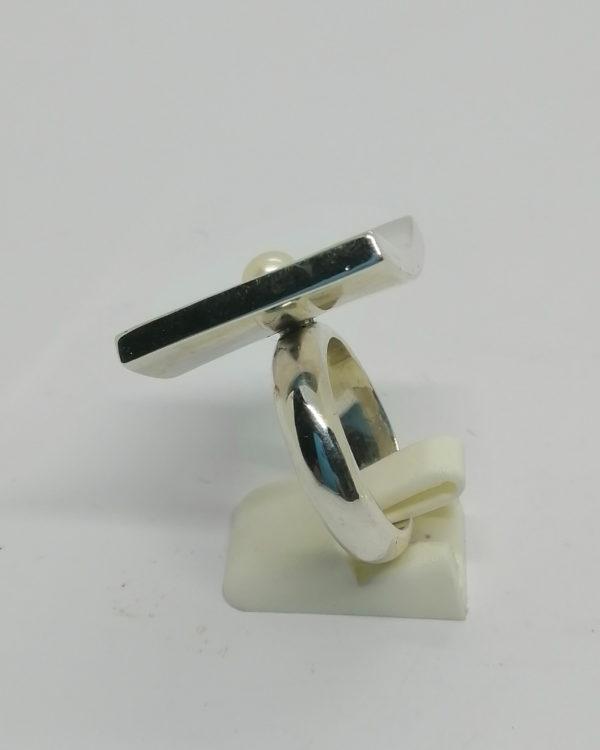 Bague argent importante, avec carré incurvé et perle bouton de culture, vers 1960-70. – Image 2