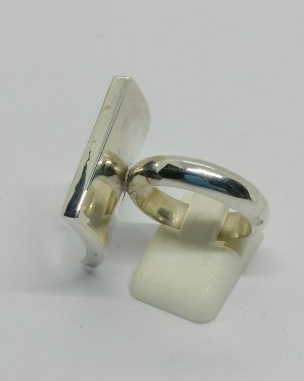 Bague argent importante, avec carré incurvé et perle bouton de culture, vers 1960-70. – Image 3