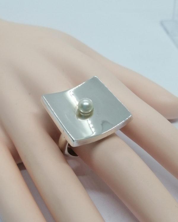 Bague argent importante, avec carré incurvé et perle bouton de culture, vers 1960-70. – Image 5