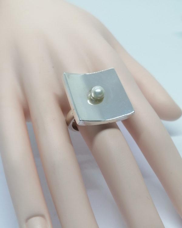 Bague argent importante, avec carré incurvé et perle bouton de culture, vers 1960-70. – Image 6