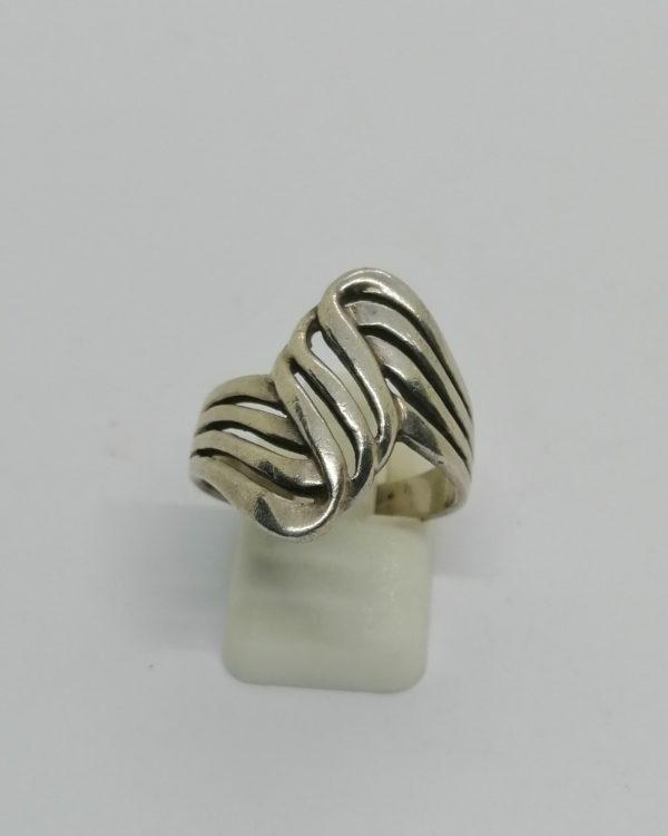 Bague argent, en forme de vague ajourée, vers 1970-80.
