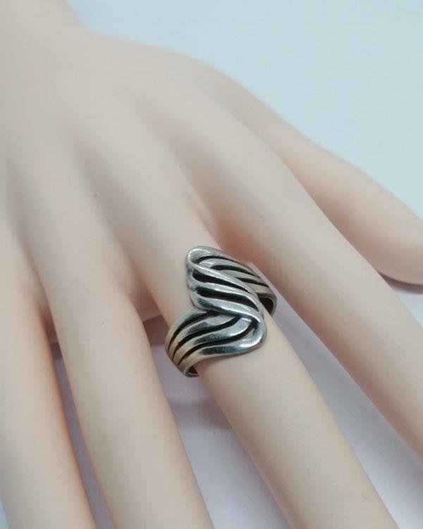 Bague argent, en forme de vague ajourée, vers 1970-80. – Image 4