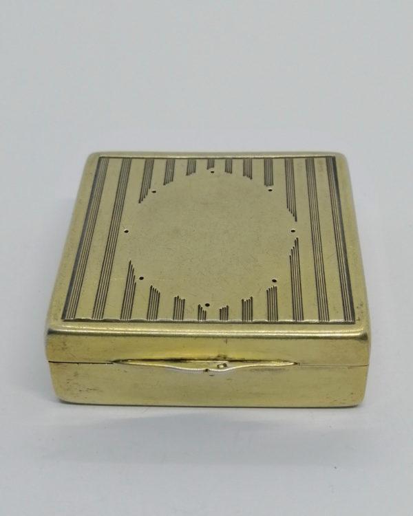 Boîte carré en argent/vermeil, avec stries guillochés, travail Suisse vers 1930.