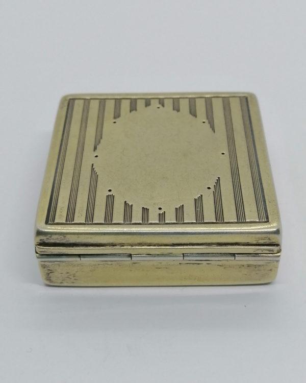 Boîte carré en argent/vermeil, avec stries guillochés, travail Suisse vers 1930. – Image 2