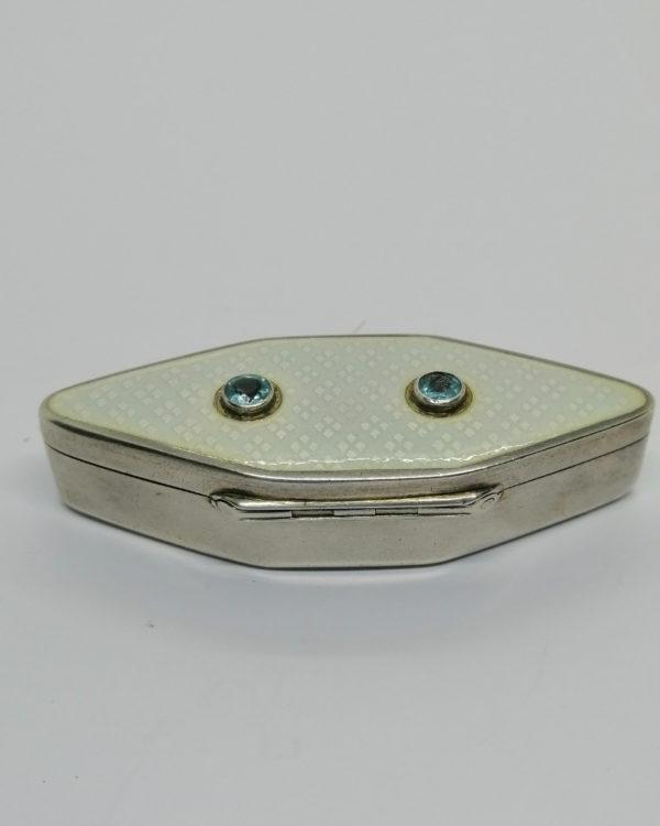 Boîte argent, de forme losangique, émail guilloché, et sertie clos de pierres, vers 1900-20. – Image 2