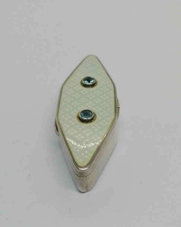 Boîte argent, de forme losangique, émail guilloché, et sertie clos de pierres, vers 1900-20. – Image 3