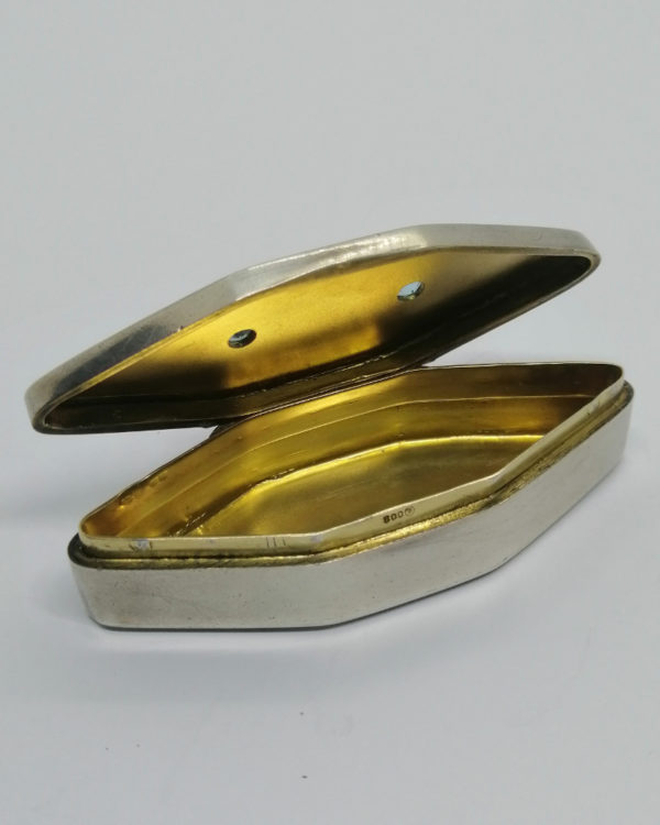 Boîte argent, de forme losangique, émail guilloché, et sertie clos de pierres, vers 1900-20. – Image 4