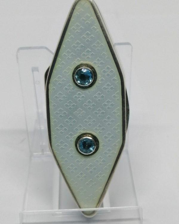 Boîte argent, de forme losangique, émail guilloché, et sertie clos de pierres, vers 1900-20. – Image 5