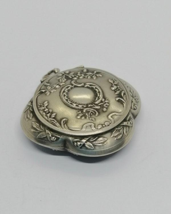 Boîte à pilules, argent, quadrilobé, et motifs végétaux, vers 1900-20.