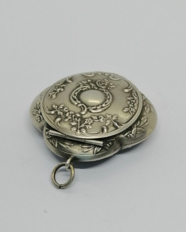 Boîte à pilules, argent, quadrilobé, et motifs végétaux, vers 1900-20. – Image 2