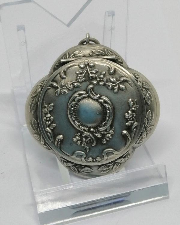 Boîte à pilules, argent, quadrilobé, et motifs végétaux, vers 1900-20. – Image 3
