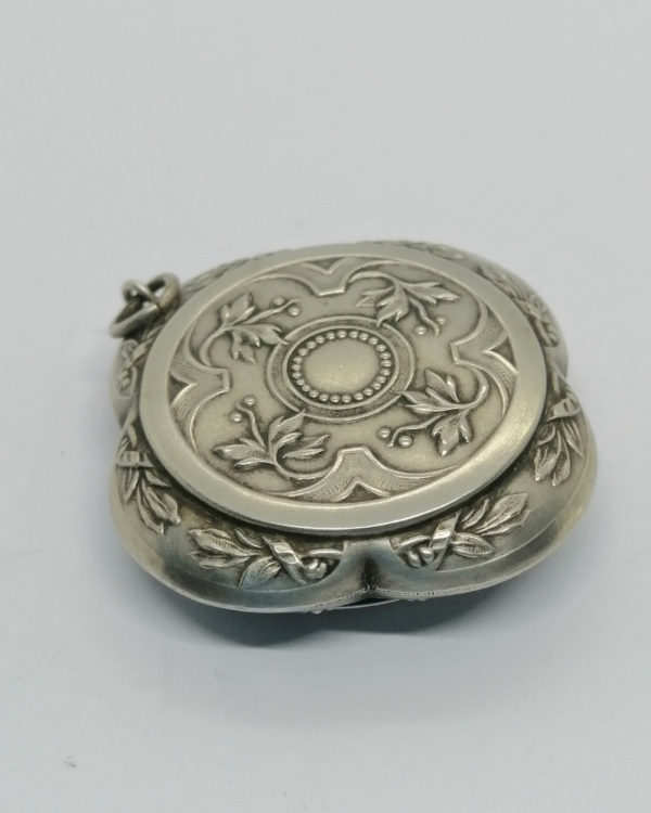 Boîte à pilules, argent, quadrilobé, et motifs végétaux, vers 1900-20. – Image 4
