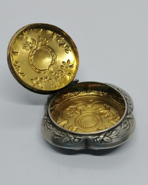 Boîte à pilules, argent, quadrilobé, et motifs végétaux, vers 1900-20. – Image 5