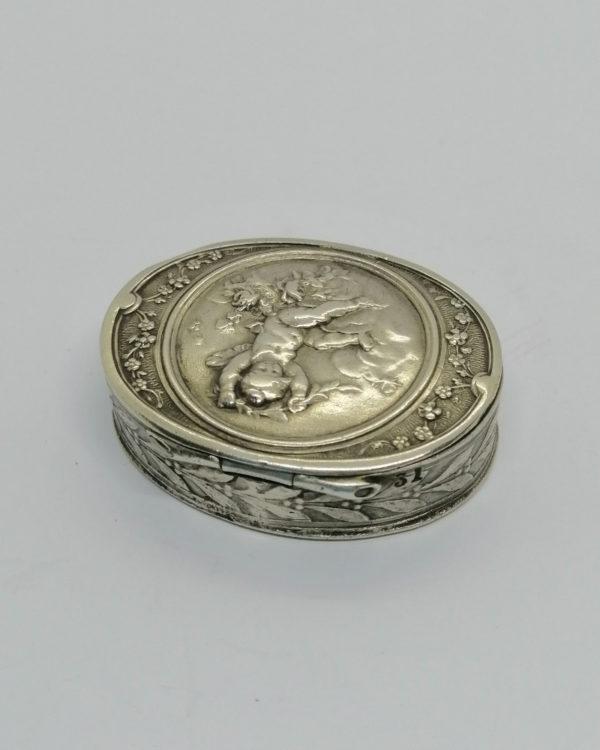 Boîte à pilules, argent, avec motif d'angelot et fleurs, Maison Hénin&Cie à Paris, vers 1900. – Image 2