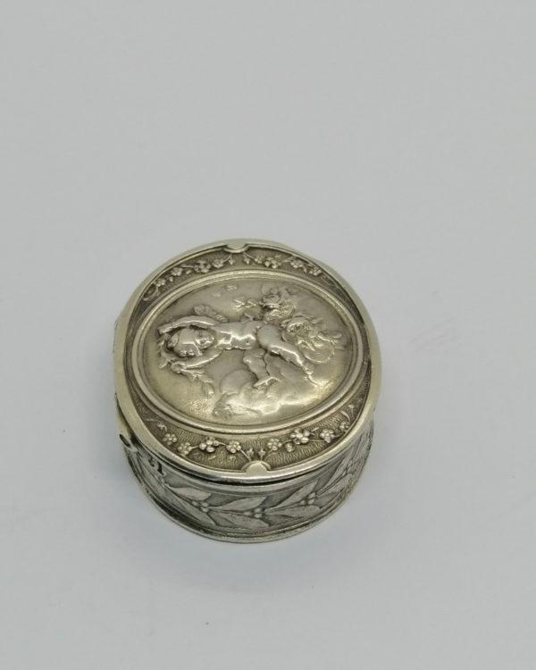 Boîte à pilules, argent, avec motif d'angelot et fleurs, Maison Hénin&Cie à Paris, vers 1900. – Image 3