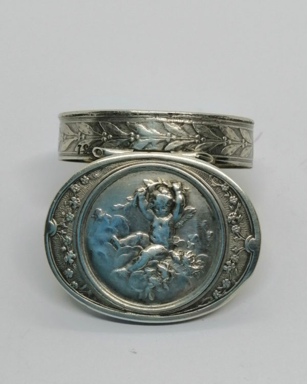 Boîte à pilules, argent, avec motif d'angelot et fleurs, Maison Hénin&Cie à Paris, vers 1900. – Image 4