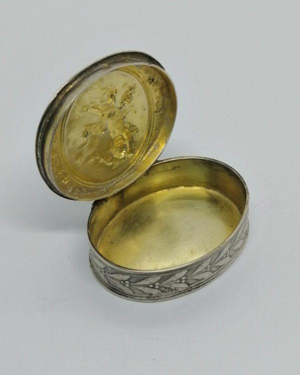 Boîte à pilules, argent, avec motif d'angelot et fleurs, Maison Hénin&Cie à Paris, vers 1900. – Image 5