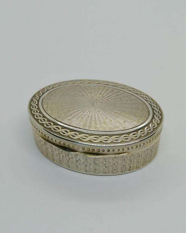 Boîte à pilules, argent, entièrement guillochée, vers 1920-30.