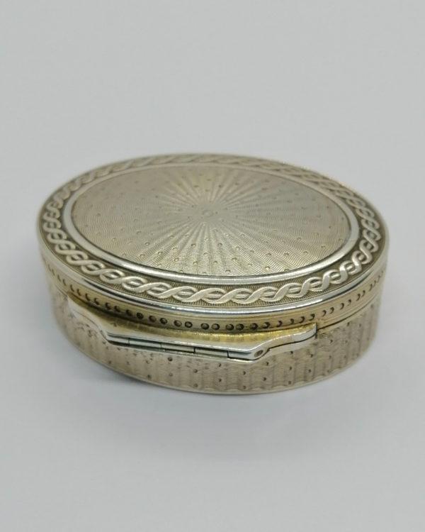 Boîte à pilules, argent, entièrement guillochée, vers 1920-30. – Image 2